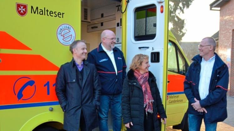 Rückblick: Zum Jahresende 2016 freuten sich in Ganderkesee (von links) Dr. Peter Günther, ärztlicher Leiter des Rettungsdienstes im Landkreis Oldenburg, Markus Wegner, Rettungswachenleiter in der Gemeinde Ganderkesee, Ordnungsamtsleiterin Sonhild Lindemann und Frank Flake, Dienststellenleiter bei den Maltesern, über den reibungslosen Start der Malteser in Ganderkesee. Archivfoto: Thomas Deeken Rückblick: Zum Jahresende 2016 freuten sich in Ganderkesee (von links) Dr. Peter Günther, ärztlicher Leiter des Rettungsdienstes im Landkreis Oldenburg, Markus Wegner, Rettungswachenleiter in der Gemeinde Ganderkesee, Ordnungsamtsleiterin Sonhild Lindemann und Frank Flake, Dienststellenleiter bei den Maltesern, über den reibungslosen Start der Malteser in Ganderkesee. Archivfoto: Thomas Deeken