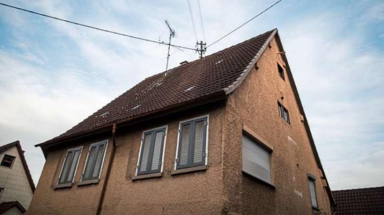 Eine Mutter hat ihre beiden vier und fünf Jahre alte Jungen tot in der Wohnung des Vaters in Vaihingen an der Enz in Baden-Württemberg entdeckt. 