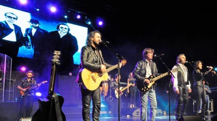 Ganz nah am Original sind „The Italian Bee Gees“, die am Sonntagabend in Papenburg, unter anderem mit dem Lead-Gitarristen der Original-Bee-Gees, Vince Melouney (vorne, 2. von links) auftraten. 