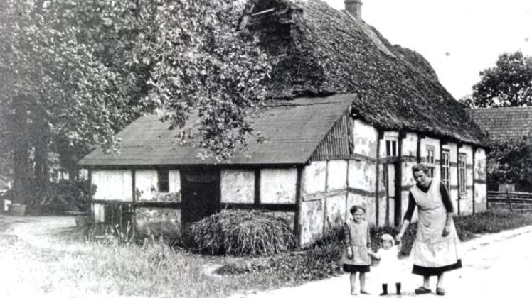 Dieses Bild vom Doppelheuerhaus Wittenberg in Fahrenhorst ist in der Ausstellung über das Häuslingswesen im Stuhrer Rathaus zu sehen. Dieses Bild vom Doppelheuerhaus Wittenberg in Fahrenhorst ist in der Ausstellung über das Häuslingswesen im Stuhrer Rathaus zu sehen.