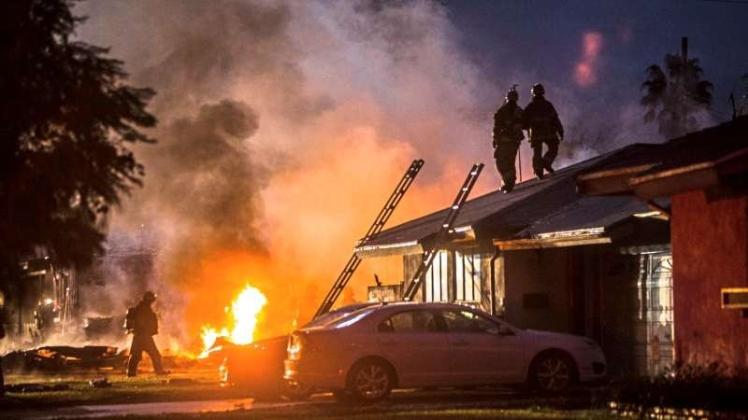 Das Kleinflugzeug ist in der Nähe von Los Angeles in ein Wohngebiet gestürzt und in Flammen aufgegangen. 