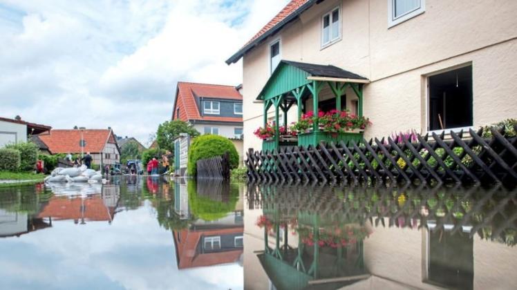 Wie hier in Itzum hat Dauerregen in Niedersachsen in einigen Orten zu starken Überschwemmungen geführt. Die Lage hat sich noch nicht überall entspannt. 