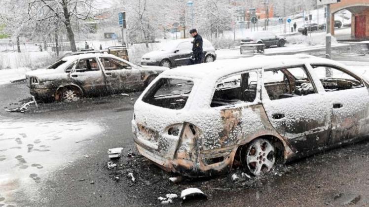 In einem Vorort der schwedischen Hauptstadt Stockholm ist es zu Krawallen unter jugendlichen Migranten gekommen. Die Polizei untersucht am Morgen danach ausgebrannte Autos. 