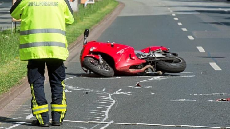 Zwei Motorradfahrer sind am Sonntagmittag nach einem Sturz infolge eines Auffahrunfalls auf der Hatter Landstraße leicht verletzt worden.Symbolfoto: Julian Stratenschulte/dpa Zwei Motorradfahrer sind am Sonntagmittag nach einem Sturz infolge eines Auffahrunfalls auf der Hatter Landstraße leicht verletzt worden.Symbolfoto: Julian Stratenschulte/dpa