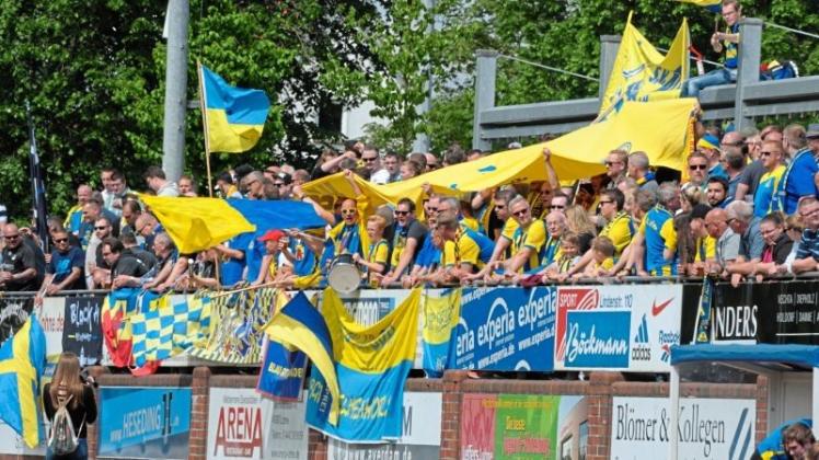 Ein beeindruckendes Bild: Rund 1000 Delmenhorster Fans unterstützten ihre Mannschaft beim Spitzenspiel in Lohne. 