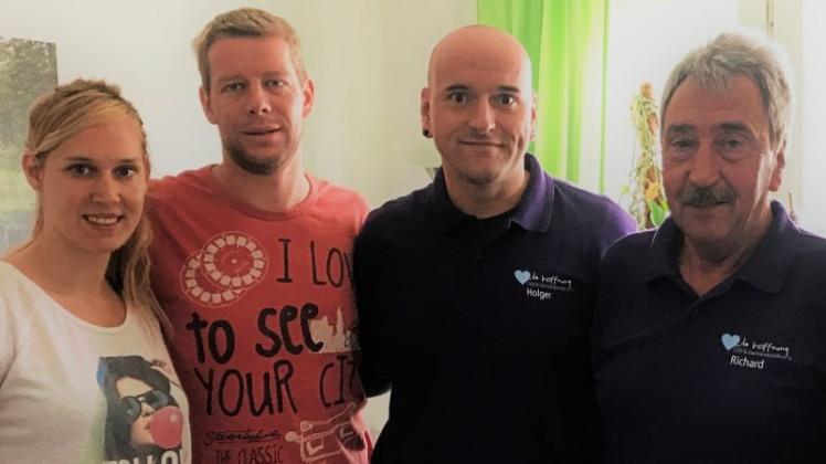 Treffen mit den Helfern (von links): Anna-Lena und der an Darmkrebs erkrankte Simon beim Ortstermin mit Holger und Richard Busse vom Verein Lila Hoffnung. 