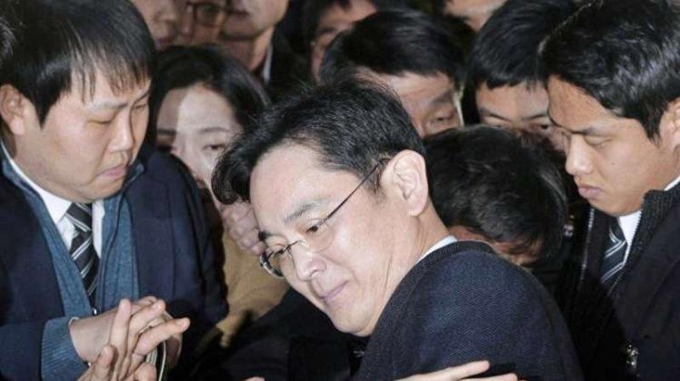 Der Vize-Vorsitzende von Samsung, Lee Jae Yong, steigt nach einer Anhörung in sein Auto. 