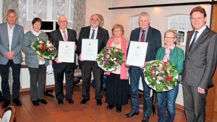 Den Geehrten dankten Karl Storm (links) und Dieter Krone (rechts): Brigitte Hoffmann und Reinhold Hoffmann, Herbert Jäger, Irmgard Wessel, Heiner Schomaker und Gabi Schomaker (von links). 