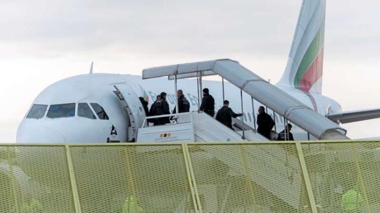 Abgelehnte Asylbewerber steigen am Baden-Airport in Rheinmünster (Baden-Württemberg) im Rahmen einer landesweiten Sammelabschiebung in ein Flugzeug. 