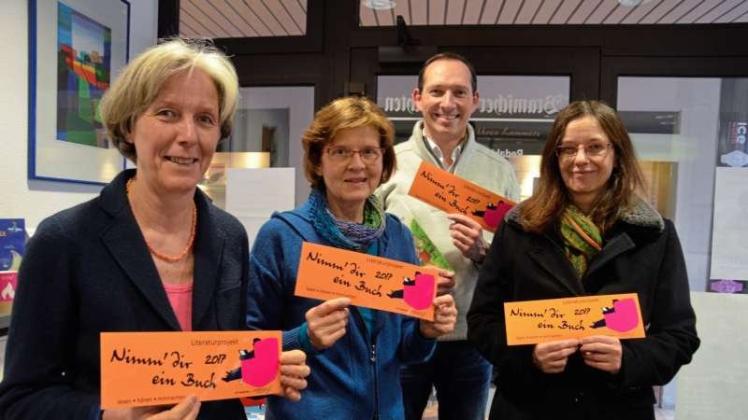 Für die Veranstaltungsreihe „Nimm dir ein Buch“ 2017 werben Elke Gottlieb, Marianne Pinke-Zimmermann, Günter Nannen und Anne Mailänder-Uhlig (von links). 