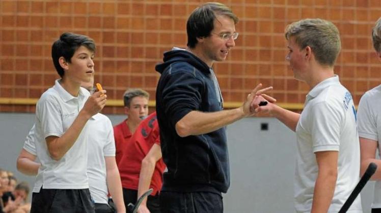 Bleibt Jugendkoordinator und Frauen-Trainer des HC Delmenhorst: Ulli Hader (Mitte). Die Trainerämter bei den Männer-Mannschaften des Vereins wird er abgeben. 