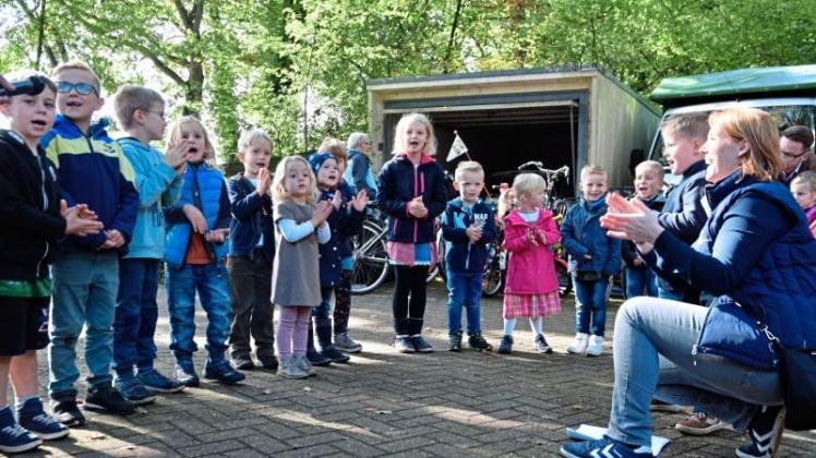 Die Kinder vom Schierbroker Kindergarten „Spatzennest“ sagen mit Sandra Tesch ein extra gedichtetes Dorffest-Lied. 
