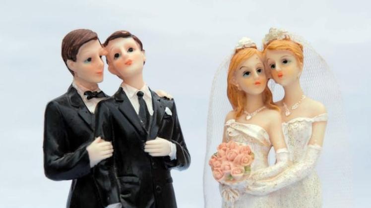 Zwei gleichgeschlechtliche Brautpaare als Tortenfiguren. Bundespräsident Steinmeier hat das Gesetz zur Ehe für alle unterzeichnet. 