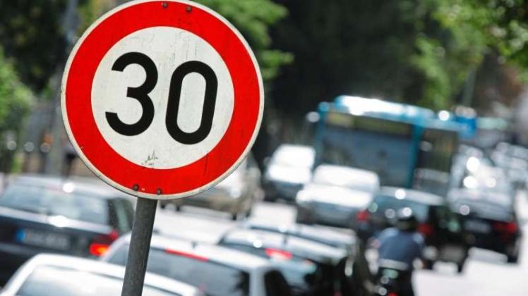 Das Land Niedersachsen will Tempo 30 auf innerörtlichen Hauptverkehrsstraßen testen. 