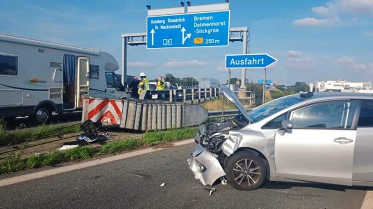 Vier Personen sind bei einem Unfall auf der A28 im Bereich Delmenhorst verletzt worden. Der Fahrer fuhr in einen Aufpralldämpfer, als er versuchte, seine Abfahrt zu erwischen. 