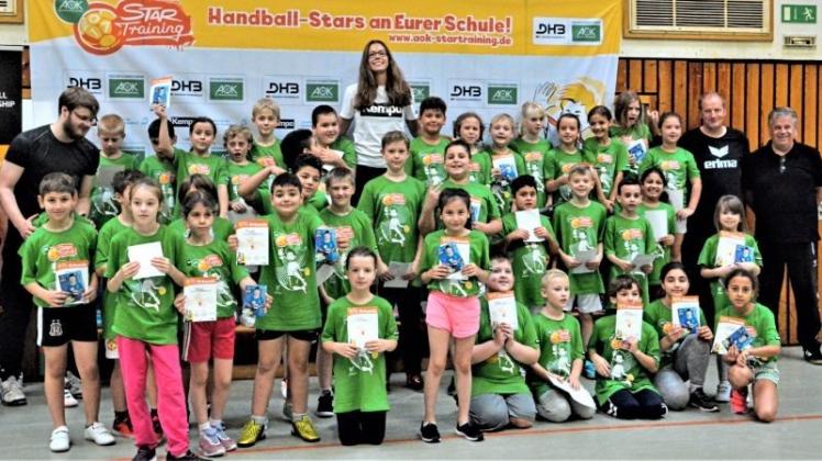 Hatten viel Spaß beim Training mit der Handball-Nationalspielerin Emily Bölk (hinten, Mitte): Schülerinnen und Schüler der Grundschule Am Grünen Kamp.