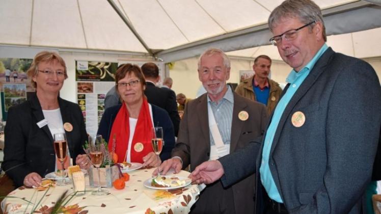 Rolf Eilers (2. v. r.), hier mit Gästen der Feier, führt die Geschäfte des Zweckverbands Wildeshauser Geest. 