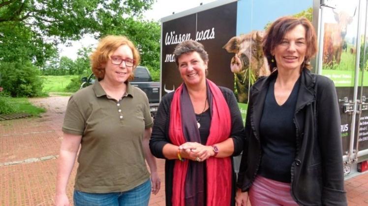 Imke Erdtmann hat auf ihrem Hof in Bawinkel Besuch von den Grünen-Politikerinnen Anja Piel und Birgit Kemmer (von links) bekommen. 