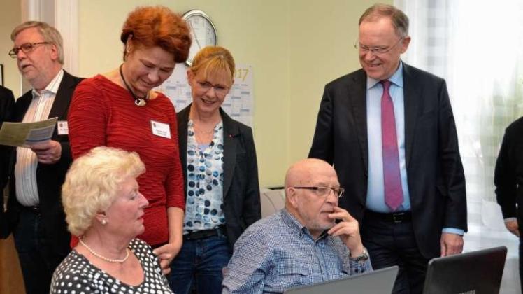 Daniela Gräf (stehend, links) zeigt Ministerpräsident Stephan Weil und der Landtagsabgeordneten Luzia Moldenhauer im Mehr-Generationen-Haus auch den Computertreff für Senioren. 