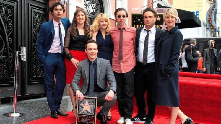 „The Big Bang Theory“ geht noch bis mindestens Staffel zwölf. Hier zu sehen von links nach rechts: Kunal Nayyar, Mayim Bialik, Melissa Rauch,  Simon Helberg, Johnny Galecki und Kaley Cuoco. Jim Parsons kniet vorne. 