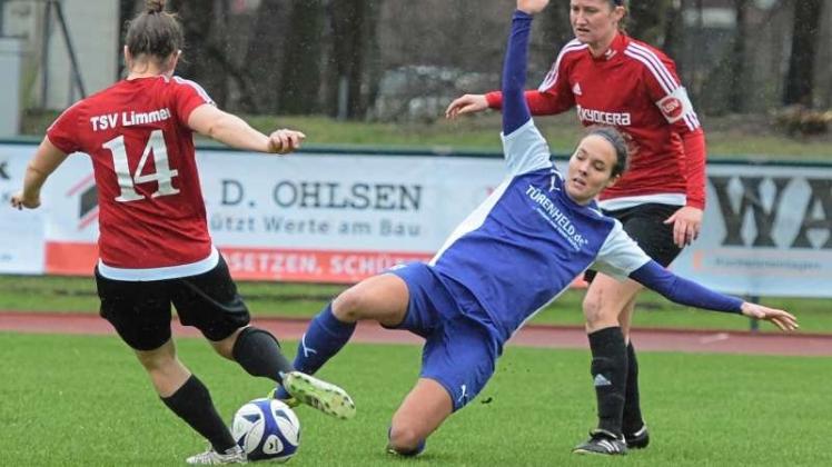 Mit viel Einsatz zum Erfolg: Anna Mirbach (Mitte) erkämpfte mit dem TV Jahn einen 2:1-Heimsieg über den TSV Limmer um Katharina Haar (links) und Nele Aufurth.