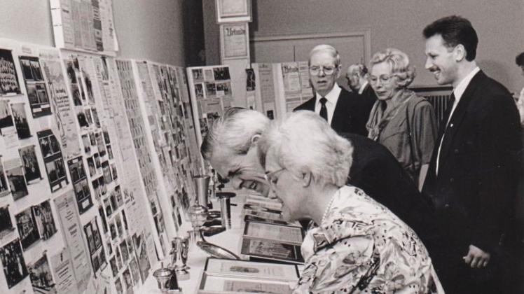 Unser Nostalgiebild zeigt eine Ausstellung zur Gründerzeit des TSV Hoyerswege im November 1991. Unser Nostalgiebild zeigt eine Ausstellung zur Gründerzeit des TSV Hoyerswege im November 1991.