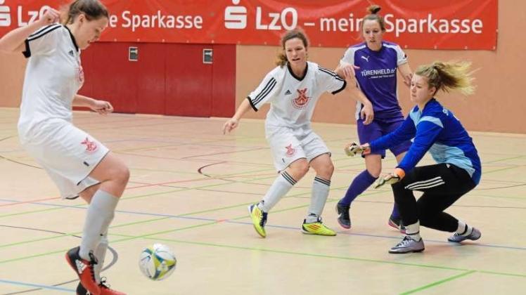 Hier schon die Fußball-Welt für die SF Wüsting (weiße Trikots) noch in Ordnung: Bei Futsal-Kreismeisterschaft der Frauen belegten die Sportfreunde Rang drei. 