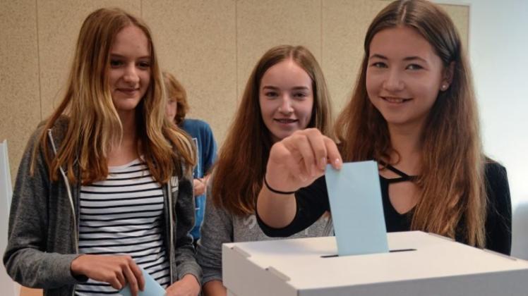 Sie haben am Dienstag bei der Juniorwahl im Gymnasium Ganderkesee mitgemacht und die Bundestagswahl „geübt“: (von links) Nina, Mia und Katharina aus dem neunten Jahrgang. 