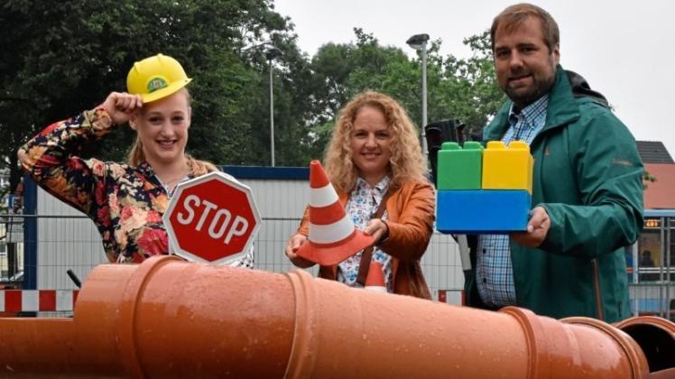 Sie hoffen auf gutes Wetter und eine gute Resonanz: von links Pia Jesussek (Delmenhorster Wirtschaftsförderungsgesellschaft), City-Managerin Nicole Halves-Volmer und Julian Flocke (Firma Strudthoff) präsentieren einige Spielutensilien. Sie hoffen auf gutes Wetter und eine gute Resonanz: von links Pia Jesussek (Delmenhorster Wirtschaftsförderungsgesellschaft), City-Managerin Nicole Halves-Volmer und Julian Flocke (Firma Strudthoff) präsentieren einige Spielutensilien.