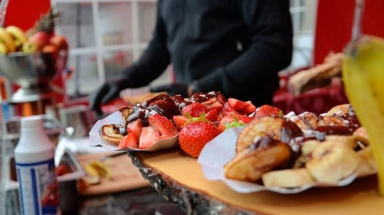 Samstag reihten sich kleine süße Poffertjes in die Auswahl der Speisen beim Streetfood-Festival in Delmenhorst ein. 