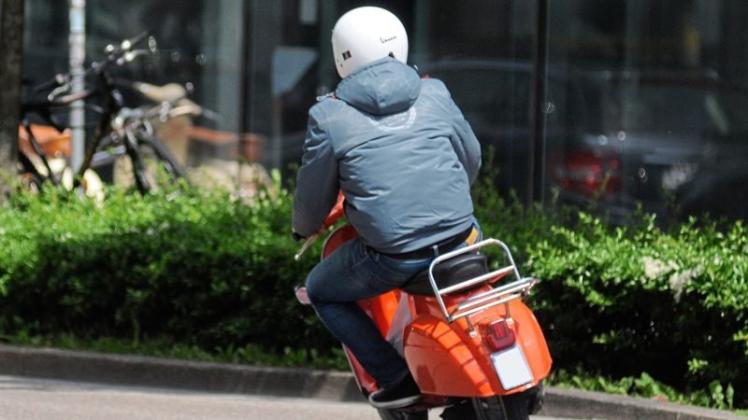 Wer in Deutschland mit dem Motorroller fahren will, braucht einen Helm und einen Führerschein. Beides hatte der Mann nicht, der zwei Mal von der Polizei erwischt wurde. Symbolfoto: Tüv Süd