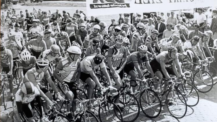 100 Radsportler warteten auf den Startschuss: Am 23. August 1992 richtete der RV Urania sein 30. Straßenrennen aus. Das Hauptrennen der Amateurfahrer war am stärksten besetzt. 