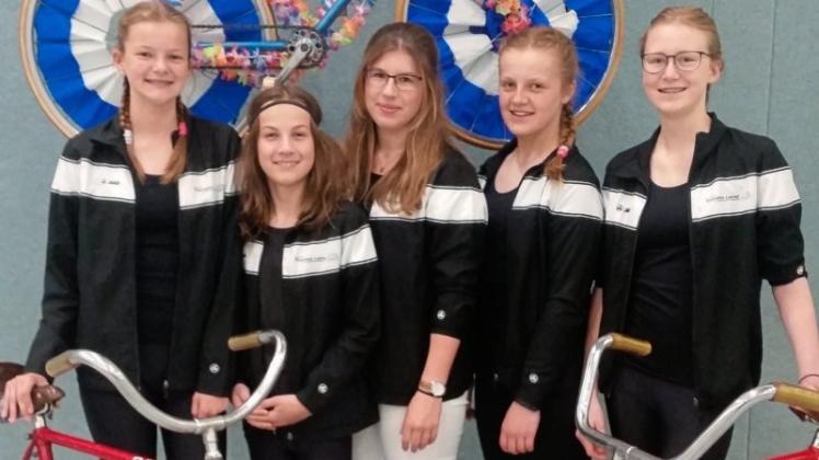 Die Mannschaft des RV Adelheide wurde Landesmeister bei den Schüler. Darüber freuten sich (von links) Louisa Joritz, Joel Steineker, Trainerin Michelle Doig, Madlin Rother und Fiona Holte. 
