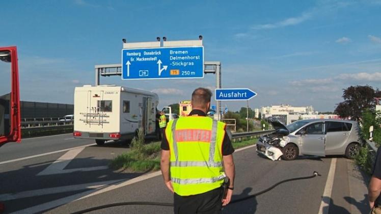 Bei einem doppelten Unfall an der A28-Ausfahrt Delmenhorst-Hasport waren am späten Sonntagnachmittag drei Autos beteiligt. 