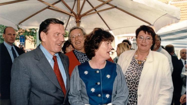 Bei der Eröffnung der Lingener Tafel am 13. September 1997 war der damalige Ministerpräsident Gerhard Schröder dabei (großes Foto). Weiter von links: die damalige SPD-Landtagsabgeordnete Elke Müller, die Pächterin der ehemaligen Gaststätte, Hannelore Krause und die Vorsitzende der Tafel, Edeltraut Graeßner. 