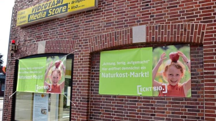 Noch prangt die Video-Leuchtreklame über dem Schaufenster. Im August soll dort „Ihr Bioladen“ eröffnen. Noch prangt die Video-Leuchtreklame über dem Schaufenster. Im August soll dort „Ihr Bioladen“ eröffnen.