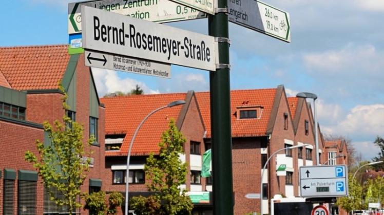 Die Bernd-Rosemeyer-Straße in Lingen. In Höhe des Gebäudes der AOK (im Hintergrund) hat das Elternhaus mit der Werkstatt gestanden, wo Rosemeyer aufwuchs. 