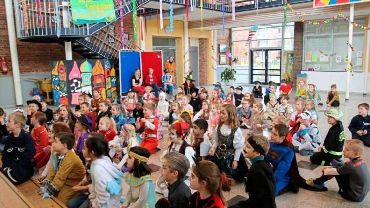 Rosenmontag an der Grundschule Bad Rothenfelde: Bunt kostümierte Jungen und Mädchen feierten ausgelassen, konnten aber auch zuhören. 