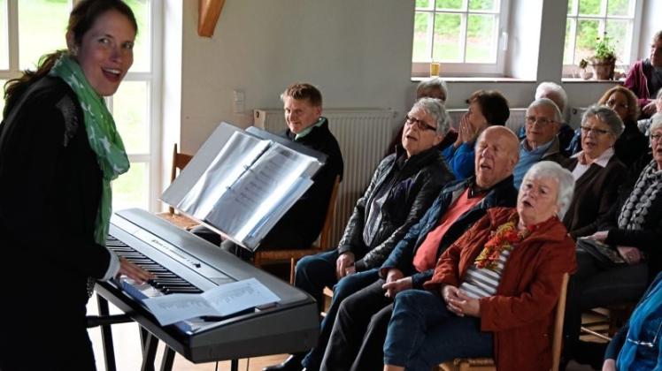 Beim ersten „Ganter-Art-Gruppensingen“ mit Stefanie Golisch hatten die Besucher viel Spaß. Archivfoto: Kristina Müller Beim ersten „Ganter-Art-Gruppensingen“ mit Stefanie Golisch hatten die Besucher viel Spaß. Archivfoto: Kristina Müller