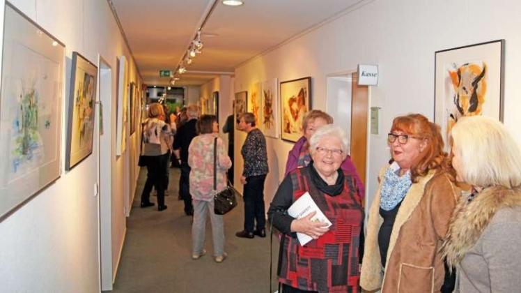 Mehr als 60 Gäste waren zur Vernissage der Ausstellung „Farbenfroh und Vielfältig“ der Künstlerin Erika Rußwinkel-Schul (Zweite von rechts) in das Belmer Rathaus gekommen. Nach der offiziellen Eröffnung im Sitzungssaal flanierten die Gäste durch die Ausstellung auf den Rathausfluren. 