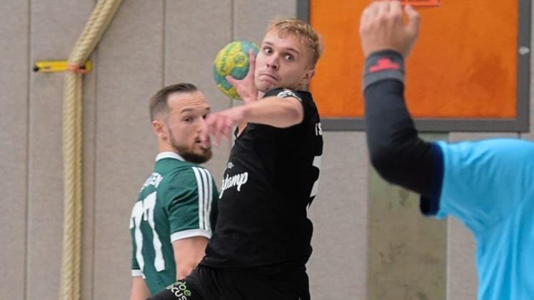 Holten ihren ersten Pluspunkt: die Verbandsliga-Handballer der TS Hoykenkamp um Collin Hörner (vorn). Im Heimspiel gegen den TV Langen mit Rene Steffens kamen sie zu einem 25:25. 