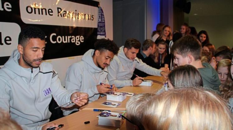 Heiß umkämpft waren die Autogrammkarten der VfL Profis (von links) Marcel Appiah, Em-manuel Iyoha und Ahmet Arslan. 