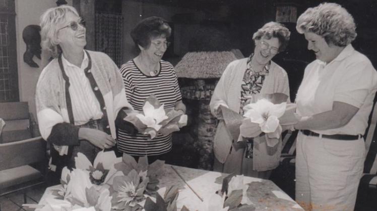 Unser Nostalgiebild zeigt vier kreative Frauen, die  im Juni 1996 Kunstblumen in der „Alten Tischlerei“ basteln. Archivfoto: Pollem