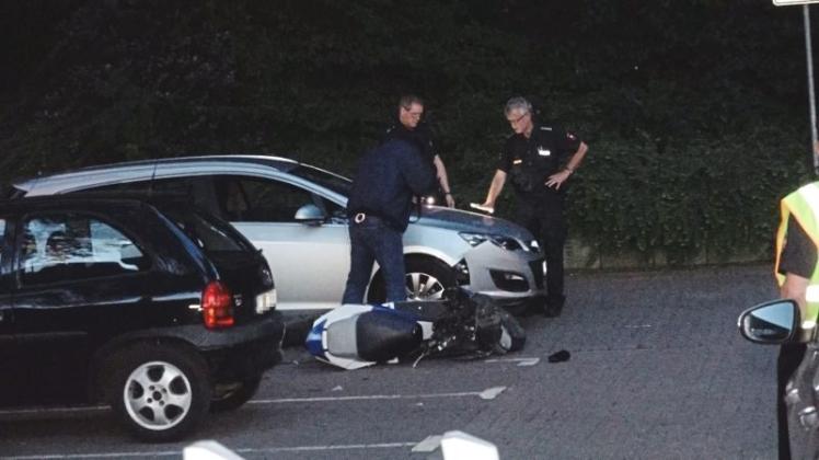 Ein Rollerfahrer ist am Montagabend auf der Flucht vor der Polizei „Am Vorwerk“ in Delmenhorst gestürzt. Ein Rollerfahrer ist am Montagabend auf der Flucht vor der Polizei „Am Vorwerk“ in Delmenhorst gestürzt.