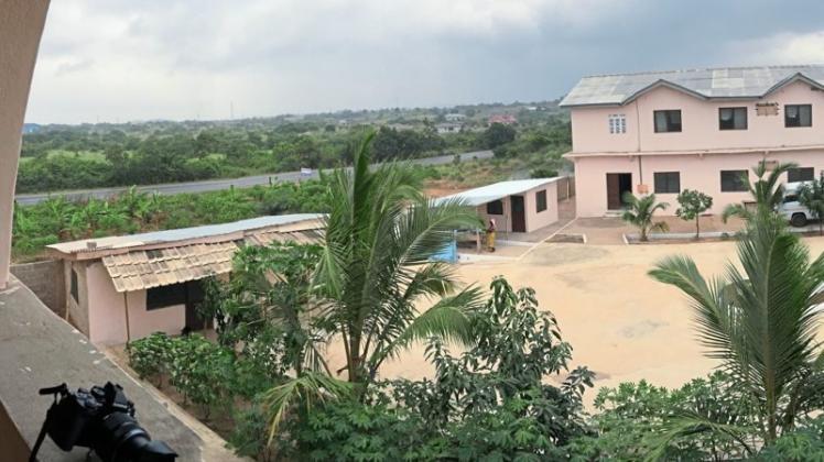 In Ghana ist auch mit Spendengeldern aus der Gesamtschule Emsland eine batteriegestützte Photovoltaik-Anlage entstanden. 