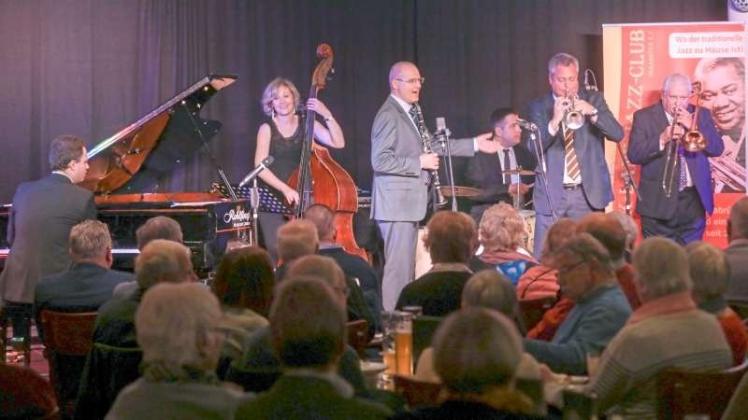 Geschichtsträchtig: Engelbert Wrobel (3. von links) hat mit seinem Sextett ein Programm zum Thema  „100 Jahre Jazz auf Schallplatte“ gestaltet. 