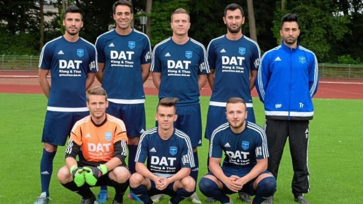 Trainingsauftakt beim SV Tur Abdin: (oben von links) die Neuzugänge Can Blümel, David Uyar, Christian Stark, Daniel Karli und Trainer Christian Kaya sowie (unten von links) Lars Grafmüller, Eugen Plujnikow und Besart Lugoli. Trainingsauftakt beim SV Tur Abdin: (oben von links) die Neuzugänge Can Blümel, David Uyar, Christian Stark, Daniel Karli und Trainer Christian Kaya sowie (unten von links) Lars Grafmüller, Eugen Plujnikow und Besart Lugoli.