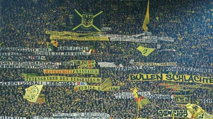 Die Mit ihren Spruchbändern setzten Dortmunder Schlachtenbummler im Stadion die Aggression gegen Leipziger Fans fort. 