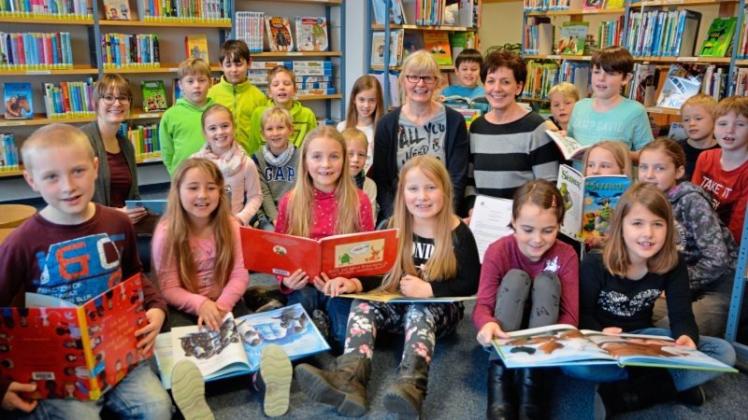 Stöbern schon jetzt gerne in den Büchern: Die Drittklässler der Grundschule Bookholzberg zusammen mit Büchereileiterin Sigrid Kautzsch und Schulleiterin Dörte Lohrenz (beide Mitte). 