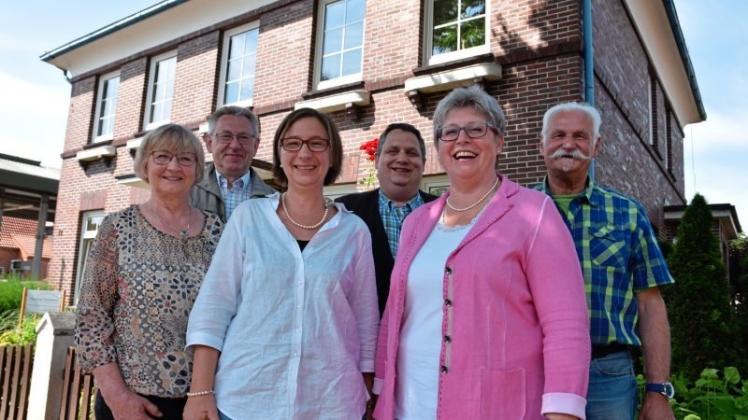 Ein letztes Mal posieren sie vor dem Büro an der Lindenstraße: (vorne von links) Annegret Ullmann, Chris Peikert-Baramsky und Linda Bahr mit (hinten von links) Günter Budde vom Seniorenbeirat Hude, Jörg Kreusel vom Behindertenbeirat Hude und Jürgen Lüdtke, Vorsitzender des Seniorenbeirates Ganderkesee. Ein letztes Mal posieren sie vor dem Büro an der Lindenstraße: (vorne von links) Annegret Ullmann, Chris Peikert-Baramsky und Linda Bahr mit (hinten von links) Günter Budde vom Seniorenbeirat Hude, Jörg Kreusel vom Behindertenbeirat Hude und Jürgen Lüdtke, Vorsitzender des Seniorenbeirates Ganderkesee.